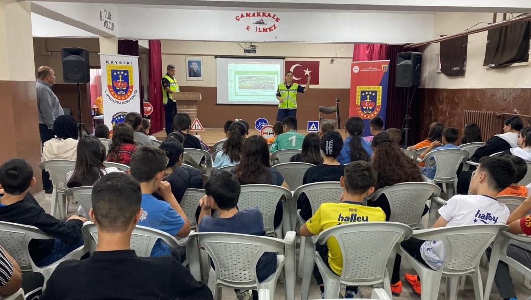 Kayseri İl Jandarma Komutanlığından gelen ekip tarafından öğrencilerimize Trafik Eğitimi semineri düzenlendi.