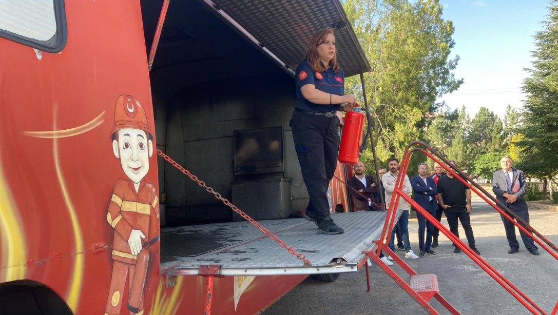 İlçemiz Hükümet Konağı bahçesinde Kayseri İtfaiye Müdürlüğü ekipleri tarafından yangın tatbikatı gerçekleştirildi.